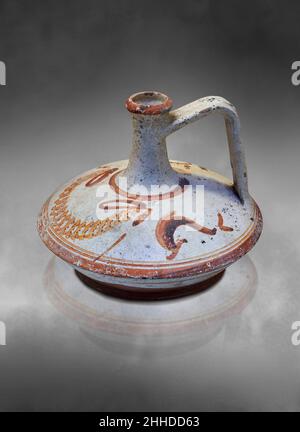 Alte griechische weiße Keramik Lagynoi mit braun bemalten Mustern. Epidaurus, 2-1st Cent v. Chr. Archäologisches Museum Nafplion. Vor grauem Kunsthintergrund. Stockfoto