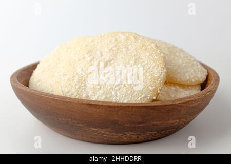 Reiscracker auf weißem Hintergrund Stockfoto