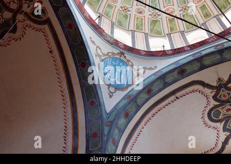 Islamisches Hintergrundbild. Kalligraphie des Namens Allahs in der Zeyrek-Moschee Stockfoto