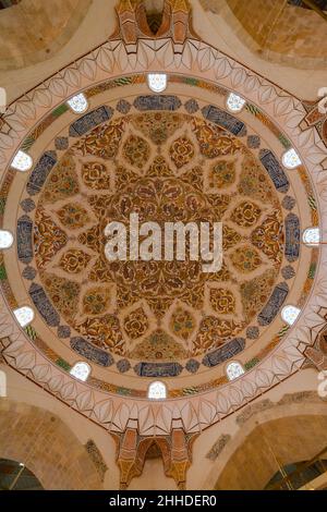 Edirne Uc Serefeli Moschee. Kuppel der Moschee in Edirne. Ramadan oder kandil oder Laylat al-qadr oder islamisches Hintergrundbild. Edirne Türkei - 10.25.2021 Stockfoto