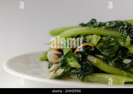 Junge Rettich-Kimchi auf weißem Hintergrund Stockfoto