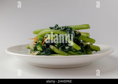 Junge Rettich-Kimchi auf weißem Hintergrund Stockfoto