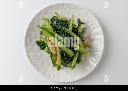 Junge Rettich-Kimchi auf weißem Hintergrund Stockfoto