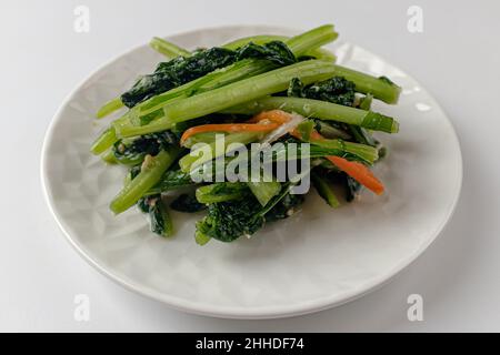 Junge Rettich-Kimchi auf weißem Hintergrund Stockfoto