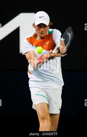 Melbourne, Victoria, Australien. 24th Januar 2022. MELBOURNE, AUSTRALIEN - 24. JANUAR: Jannik Sinnerin aus Italien schlägt Alex de Minaur aus Australien am 8. Tag der Australian Open 2022 im Melbourne Park am 24. Januar 2022 in Melbourne, Australien. (Bild: © Chris Putnam/ZUMA Press Wire) Stockfoto