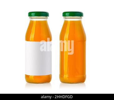 Saft in einer isolierten Glasflasche mit leerem Etikett und ohne Schneideweg Stockfoto