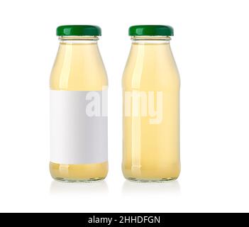 Saft in einer isolierten Glasflasche mit leerem Etikett und ohne Schneideweg Stockfoto