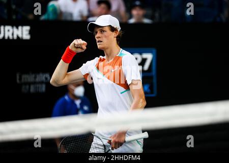 Melbourne, Victoria, Australien. 24th Januar 2022. MELBOURNE, AUSTRALIEN - 24. JANUAR: Jannik Sinnerin aus Italien schlägt Alex de Minaur aus Australien am 8. Tag der Australian Open 2022 im Melbourne Park am 24. Januar 2022 in Melbourne, Australien. (Bild: © Chris Putnam/ZUMA Press Wire) Stockfoto