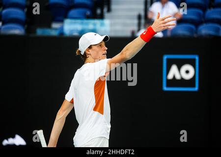 Melbourne, Victoria, Australien. 24th Januar 2022. MELBOURNE, AUSTRALIEN - 24. JANUAR: Jannik Sinnerin aus Italien schlägt Alex de Minaur aus Australien am 8. Tag der Australian Open 2022 im Melbourne Park am 24. Januar 2022 in Melbourne, Australien. (Bild: © Chris Putnam/ZUMA Press Wire) Stockfoto