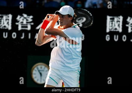 Melbourne, Victoria, Australien. 24th Januar 2022. MELBOURNE, AUSTRALIEN - 24. JANUAR: Jannik Sinnerin aus Italien schlägt Alex de Minaur aus Australien am 8. Tag der Australian Open 2022 im Melbourne Park am 24. Januar 2022 in Melbourne, Australien. (Bild: © Chris Putnam/ZUMA Press Wire) Stockfoto