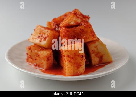 Rettich-Kimchi auf weißem Hintergrund Stockfoto