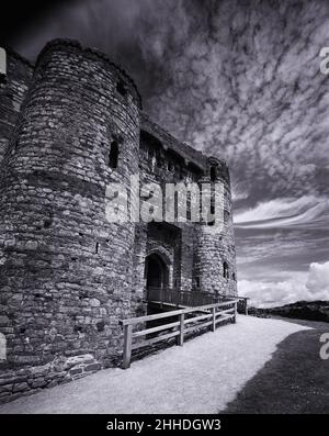 Schwarz-Weiß-Porträt mit dramatischem Winkel Norman Kidwelly Castle, Castell Cydweli Gatehouse Carmarthenshire, Wales UK Gwendraeth Fach Mündung Stockfoto