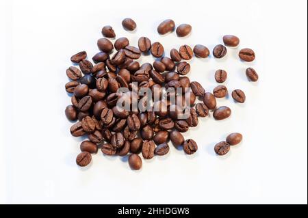 Nahansicht von gerösteten Kaffeebohnen, die gemahlen und infundiert werden können Stockfoto