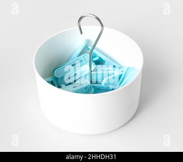 Blaue Wäscheklammern auf weißem Hintergrund Stockfoto