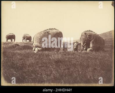 [Two Men by Monumental Elephant Statues, China] 1860s–70s Unbekannt. [Two Men by Monumental Elephant Statues, China] 264377 Stockfoto