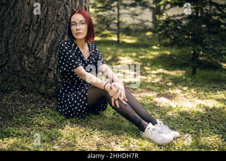 Portrait von schönen Rotschopf Frau trägt Brille. Stockfoto