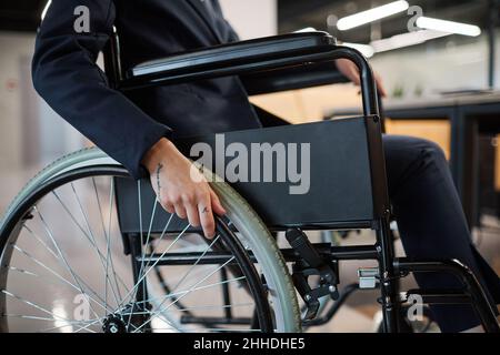 Beschnittenes Porträt einer erfolgreichen Geschäftsfrau, die im Büro im Rollstuhl sitzt, im Kopierbereich Stockfoto