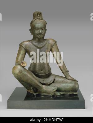 Der Bodhisattva Avalokiteshvara in königlicher Leichtigkeit Ende des 10th.–frühen 11th. Jahrhunderts Kambodscha die buddhistische Verkörperung unendlichen Mitgefühls, der Bodhisattva Avalokiteshvara, wird selten in der sitzenden Rajalilasana-Haltung dargestellt, die eher mit Herrschern und Hindu-Göttern assoziiert ist. Die monumentale Metallskulptur stellt den Höhepunkt der künstlerischen Produktion von Khmer dar, und dieses Bild ist eines der wenigen großformatigen Bilder aus der angkorianischen Zeit, die intakt erhalten geblieben sind. In den königlichen Khmer-Kulten-Praktiken war eine enge Identifikation zwischen einem Herrscher und seiner gewählten Gottheit üblich; so saß diese Figur so ungewöhnlich in einem Stockfoto