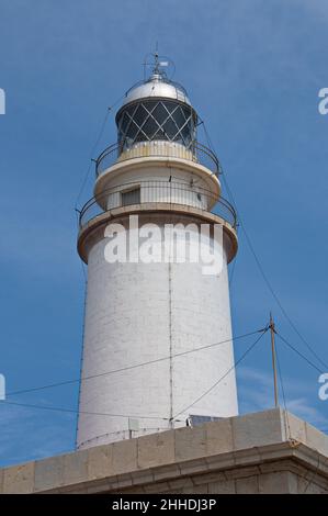 Turm des Leuchtturms Far de Formentor auf Mallorca Stockfoto