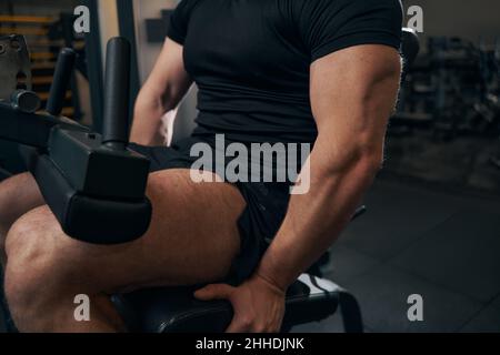 Sportler, die Kraftübungen an Fitnessgeräten durchführen Stockfoto