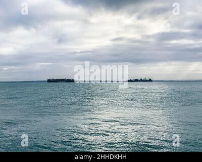 Schifffahrt an der Themse-Mündung. Zwei große Containerschiffe, die einander passieren Stockfoto