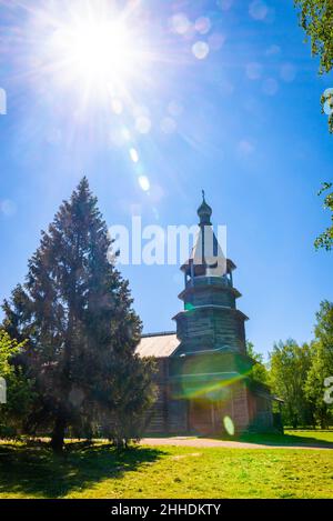 Holzkirche Mariä Himmelfahrt im Dorf Vitoslavlitsy in der Nähe von Nowgorod Great. Russland. Stockfoto