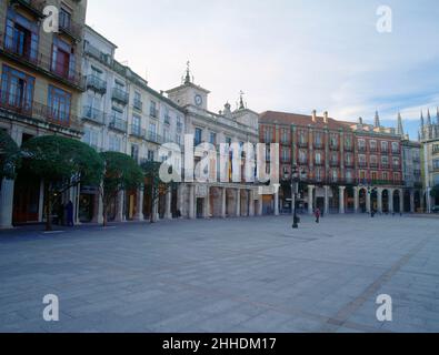 VISTA DE LA PLAZA MAYOR PORTICADA CON EL AYUNTAMIENTO. Lage: AUSSEN. BURGOS. SPANIEN. Stockfoto