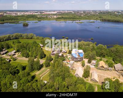 Vitoslavlitsy hölzerne Architektur Heritage Park, antikes Gebäude im Freilichtmuseum auf einem Ufer des Myachino Sees. Weliki Nowgorod, Russland. Stockfoto