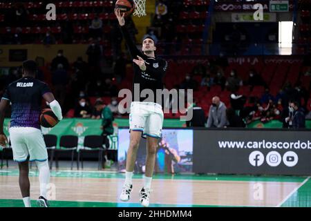 Sevilla, Spanien. 23rd Januar 2022. Alejandro Reyes (8) von Surne Bilbao Basket wärmt sich vor dem Liga-ACB-Spiel zwischen Coosur Real Betis und Surne Bilbao Basket im San Pablo Sports Center in Sevilla auf. (Foto: Mario Diaz Rasero Kredit: Gonzales Foto/Alamy Live News Stockfoto