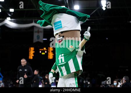 Sevilla, Spanien. 23rd Januar 2022. Palmerin, das offizielle Maskottchen von Real Betis, wurde vor dem Liga-ACB-Spiel zwischen Coosur Real Betis und Surne Bilbao Basket im Sportzentrum San Pablo in Sevilla gesehen. (Foto: Mario Diaz Rasero Kredit: Gonzales Foto/Alamy Live News Stockfoto