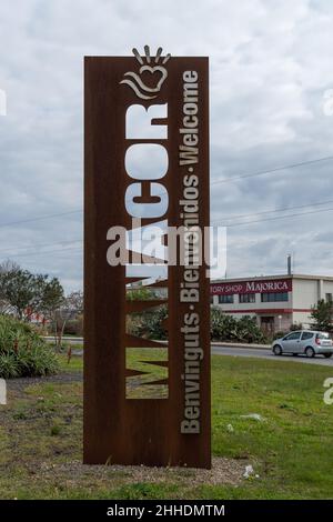 Manacor, Spanien; januar 20 2022: Metallisches Begrüßungsschild in vier Sprachen aus der mallorquinischen Stadt Manacor, Spanien Stockfoto