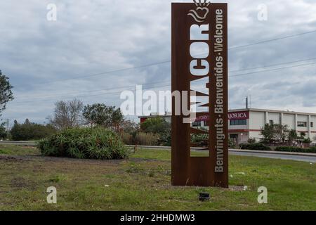 Manacor, Spanien; januar 20 2022: Metallisches Begrüßungsschild in vier Sprachen aus der mallorquinischen Stadt Manacor, Spanien Stockfoto