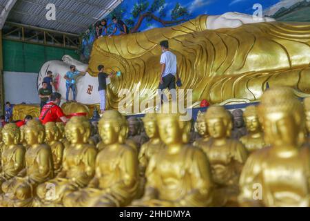 Die Tradition, Altäre und Götterstatuen im buddhistischen Dharma & 8 Pho Sat Kloster zu reinigen, um das chinesische Neujahr in Bogor, Indonesien, zu begrüßen Stockfoto