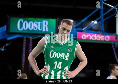 Sevilla, Spanien. 23rd, Januar 2022. Anzejs Pasecniks (14) von Coosur Real Betis während des Liga-ACB-Spiels zwischen Coosur Real Betis und Surne Bilbao Basket im San Pablo Sports Center in Sevilla. (Foto: Mario Diaz Rasero - Gonzales Photo). Stockfoto