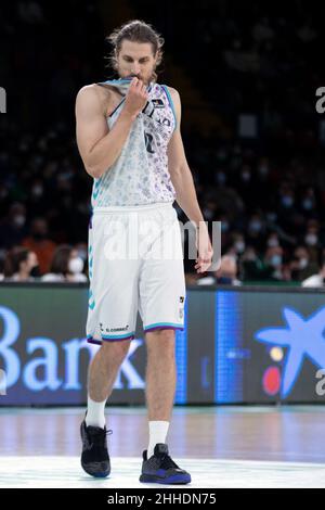 Sevilla, Spanien. 23rd Januar 2022. Valentin Bigote (10) von Surne Bilbao Basket, gesehen während des Liga-ACB-Spiels zwischen Coosur Real Betis und Surne Bilbao Basket im San Pablo Sports Center in Sevilla. (Foto: Mario Diaz Rasero Kredit: Gonzales Foto/Alamy Live News Stockfoto