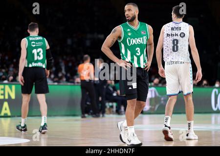 Sevilla, Spanien. 23rd Januar 2022. Mike Torres (3) von Coosur Real Betis während des Liga-ACB-Spiels zwischen Coosur Real Betis und Surne Bilbao Basket im San Pablo Sports Center in Sevilla. (Foto: Mario Diaz Rasero Kredit: Gonzales Foto/Alamy Live News Stockfoto