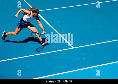 Melbourne, Australien. 24th Januar 2022. Tennis: Grand Slam - Australian Open, Einzel, Junioren, 2nd Runden: Xu (Kanada) - Kuhl (Deutschland). Carolina Kuhl ist im Einsatz. Quelle: Frank Molter/dpa/Alamy Live News Stockfoto