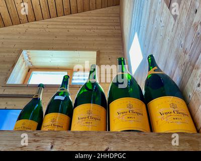 Lech, Österreich, 23.01.2022. Leere Champagnerflaschen in angesagter Berghütte im edlen Skigebiet Lech, Teil des Skigebiets Arlberg. Qualitativ hochwertige Phot Stockfoto