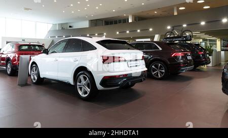 Minsk, Weißrussland - 05. Jan 2022: Autohaus mit Premium-SUVs Stockfoto