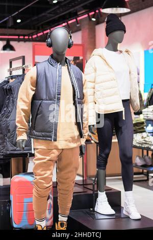 Mannequins in legerer Kleidung stehen in einem Bekleidungsgeschäft. Schaufensterpuppen im großen Laden. Stockfoto