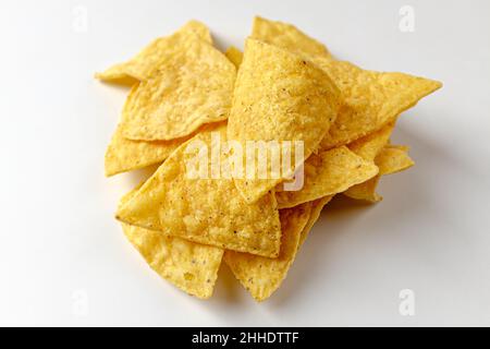 Nacho auf weißem Hintergrund gewürzt Stockfoto