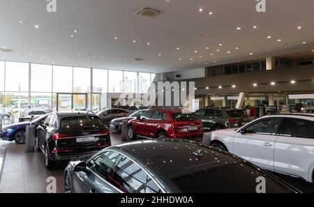 Minsk, Weißrussland - 05. Jan 2022: Audi Autohaus mit Premium-Daten im Vordergrund Stockfoto
