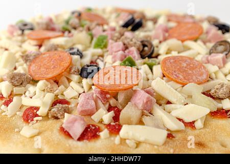 Gefrorene Pizza auf weißem Hintergrund Stockfoto