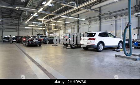 Minsk, Weißrussland - 05. Jan 2022: Autowerkstatt für die Reparatur von Audi Autos bei einem autorisierten Händler Stockfoto