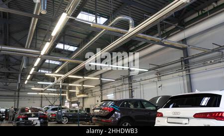 Minsk, Weißrussland - 05. Jan 2022: Reparaturwerkstatt mit Audi Autos warten auf Reparatur Stockfoto
