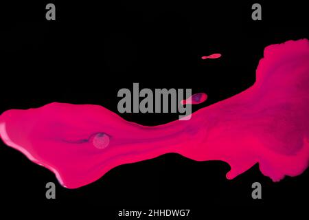 Neon Pink und lila Nasslacksplatter auf schwarzem isoliertem Hintergrund. Kreatives abstraktes Webseitenbanner für Street-Art-Künstler Stockfoto