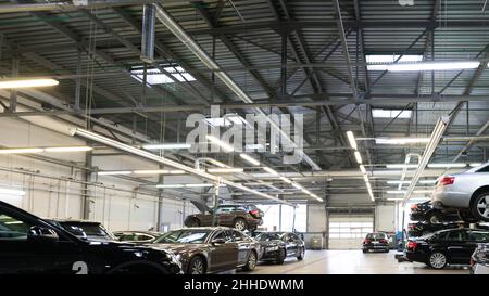 Minsk, Weißrussland - 05. Jan 2022: Innenraum der Autowerkstatt mit vielen Autos Stockfoto