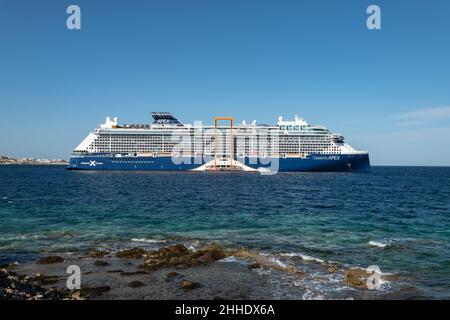 MYKONOS, GRIECHENLAND - 21. SEPTEMBER 2021: Das Schiff Apex Celebrity Cruises ankerte in der Hafenbucht der Insel Mykonos, Griechenland. Stockfoto