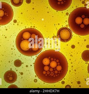 Abstrakt Gelbe und braune Blasen in Flüssigkeit Stockfoto