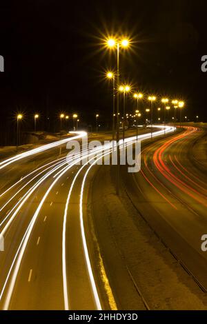 Kopf- und Rücklichter auf der Autobahn. Stockfoto